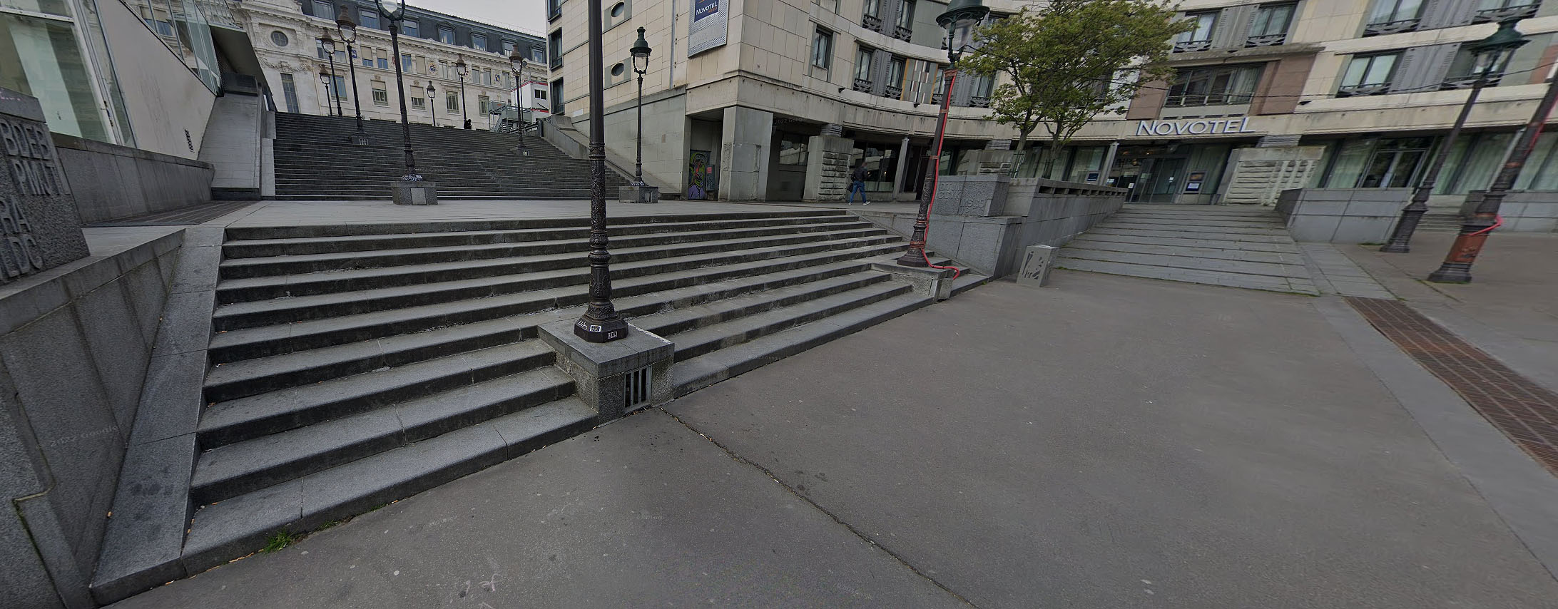 Gare de Lyon Plaza Paris Skate Spot 4/5