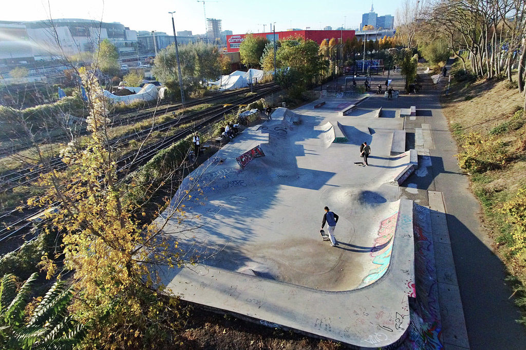 Dog Shit Spot Do It Yourself Berlin Skate Spot 4/5