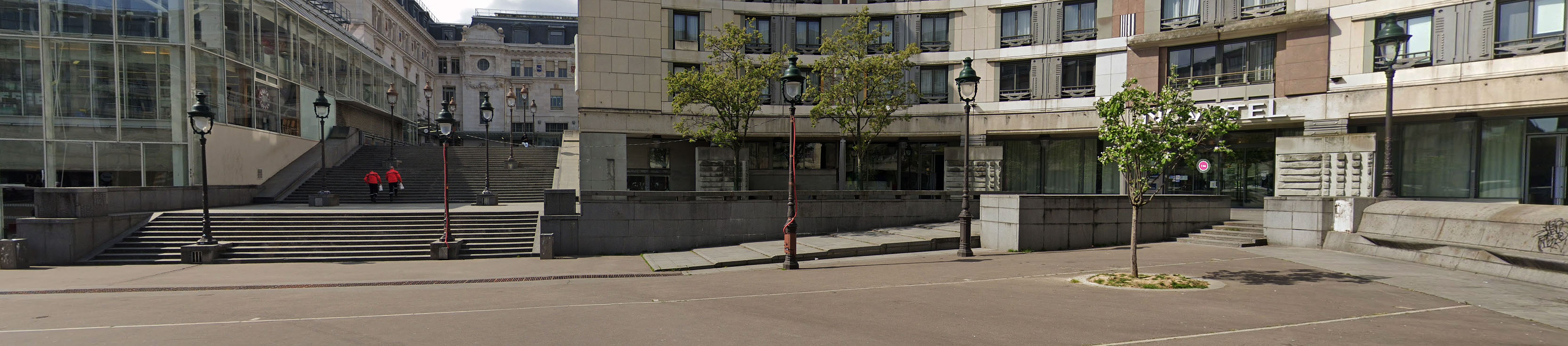 Gare de Lyon Plaza Paris Skate Spot 4/5
