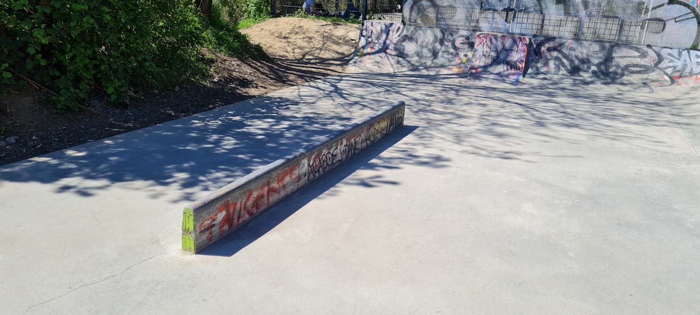 Dog Shit Spot Do It Yourself Berlin Skate Spot 4/5