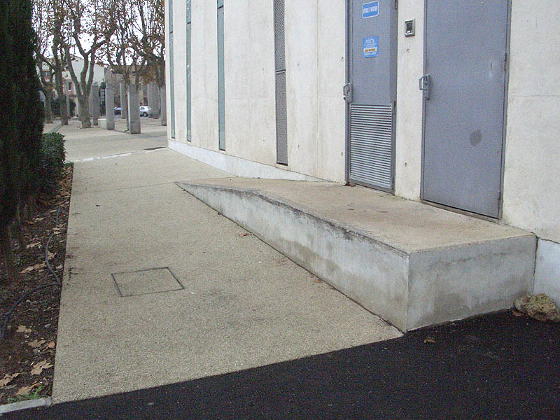 La Cigalière Spot Street Sérignan Skate Spot 3/5