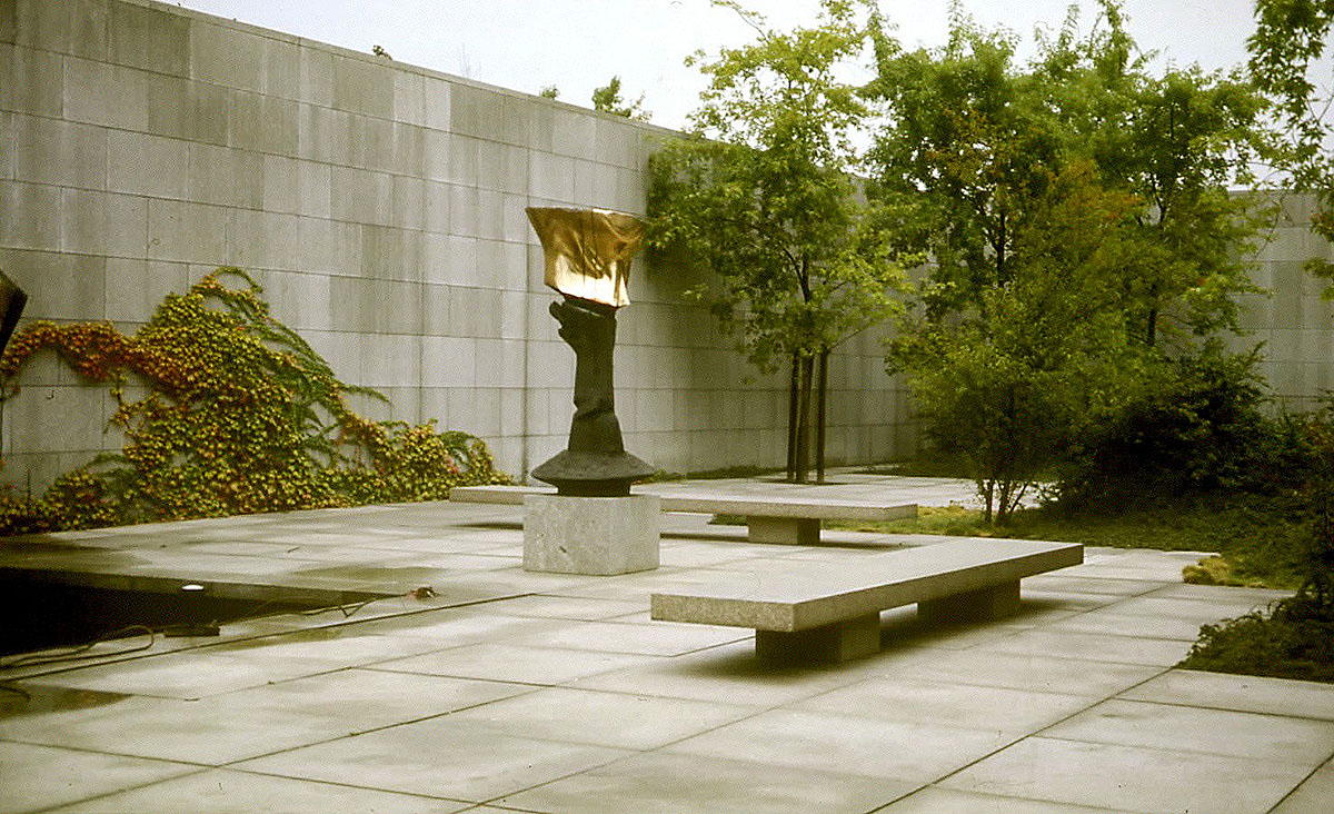 Neue Nationalgalerie Spot Street Berlin Skate Spot 4/5