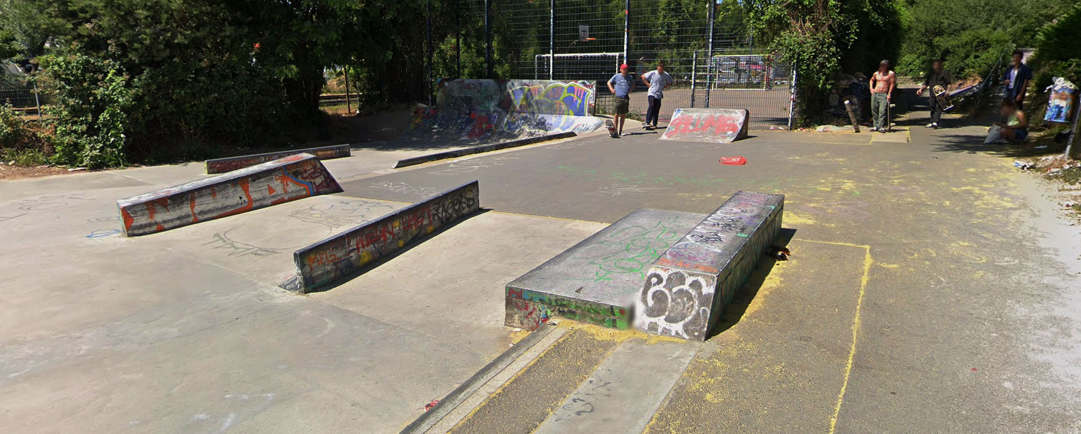 Dog Shit Spot Do It Yourself Berlin Skate Spot 4/5
