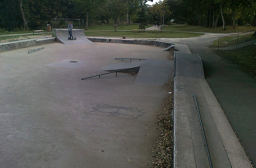 Parc Charruyer Skatepark La Rochelle Skate Spot 1/5