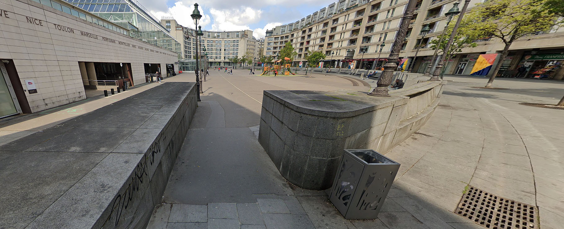 Gare de Lyon Plaza Paris Skate Spot 4/5