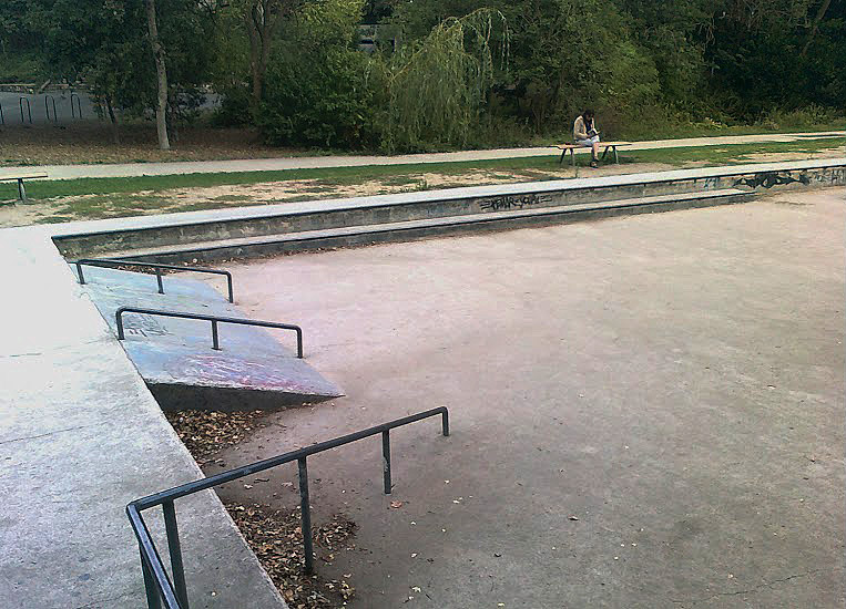 Parc Charruyer Skatepark La Rochelle Skate Spot 1/5