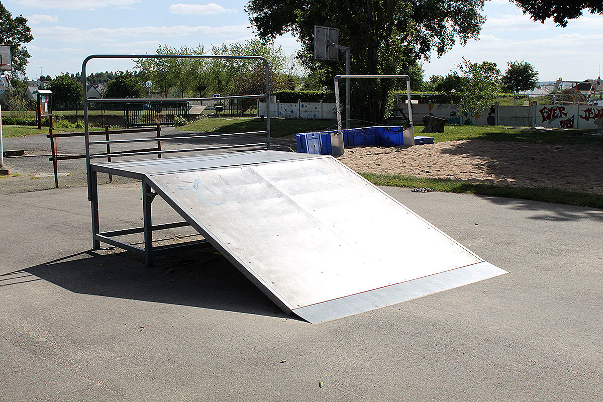 Maison des Sports Skatepark Bonchamp lès Laval Skate Spot 1/5
