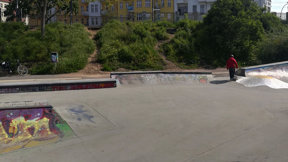 Dog Shit Spot Do It Yourself Berlin Skate Spot 4/5