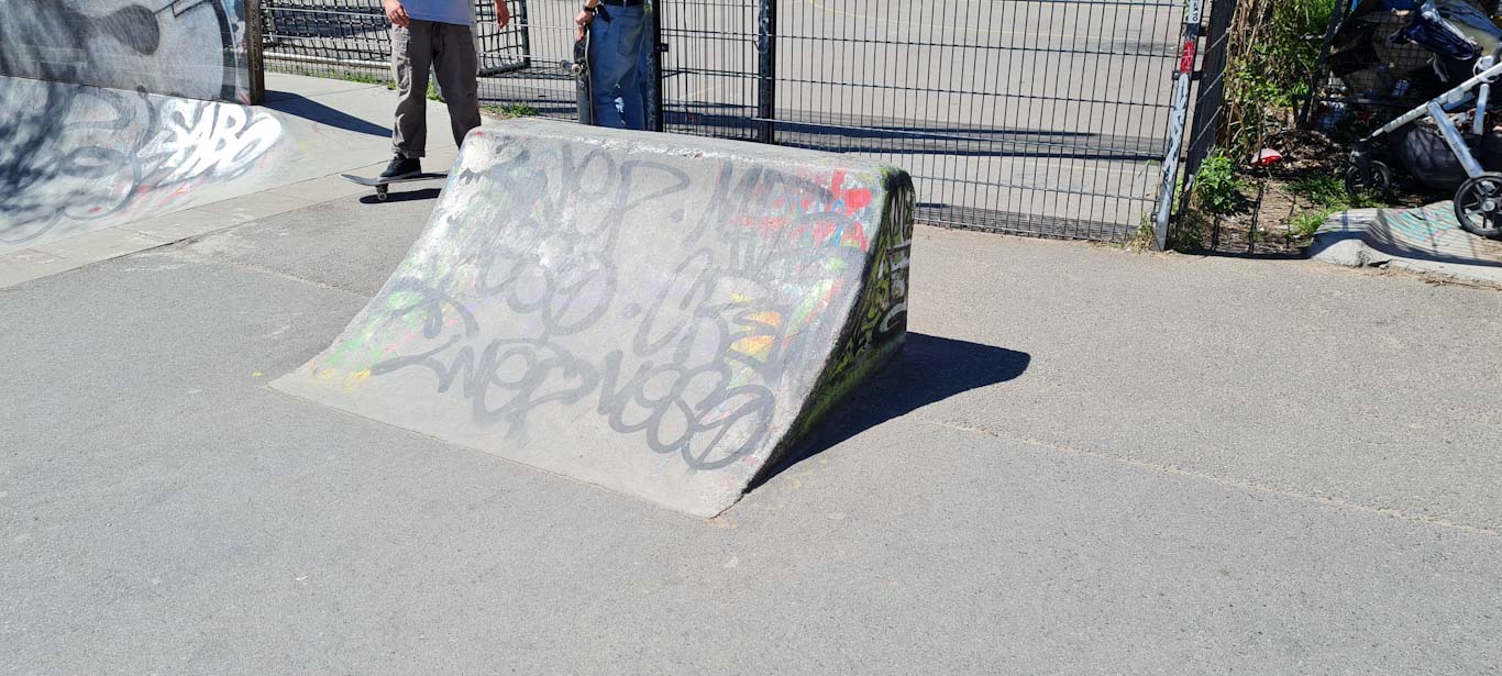 Dog Shit Spot Do It Yourself Berlin Skate Spot 4/5