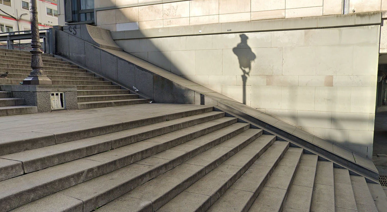 Gare de Lyon Plaza Paris Skate Spot 4/5