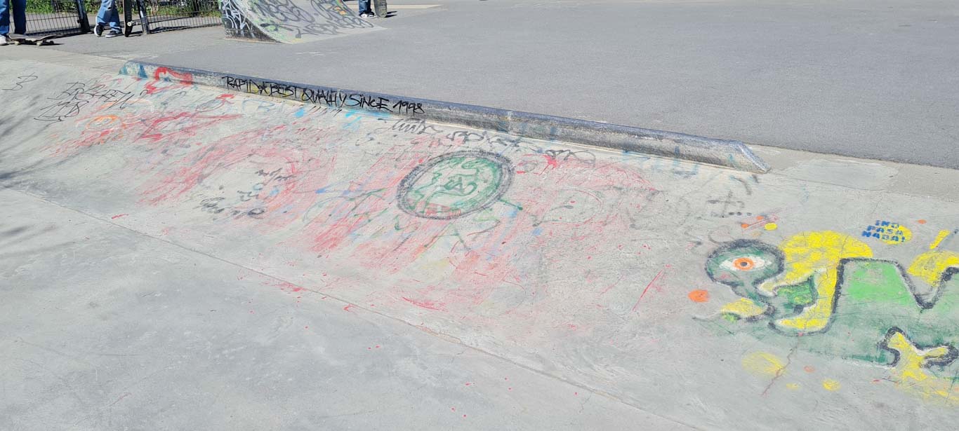 Dog Shit Spot Do It Yourself Berlin Skate Spot 4/5