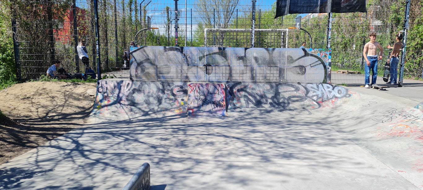 Dog Shit Spot Do It Yourself Berlin Skate Spot 4/5